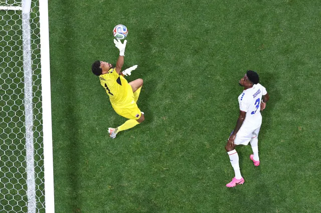 Vozinha #1 of Cabo Verde makes a save