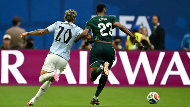 Maximiliano Araujo and Mohamed Kanno fight for the ball