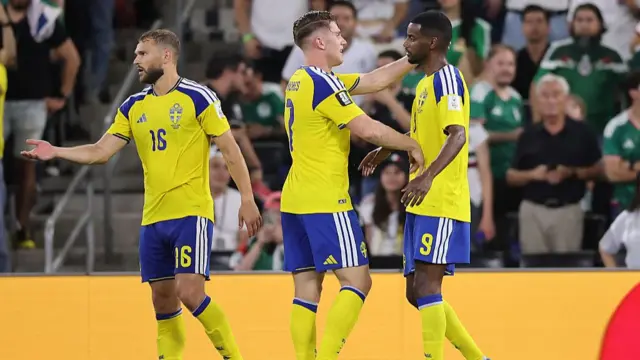 Alexander Isak and Viktor Gyokeres celebrate