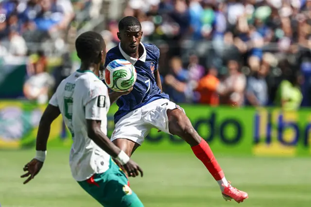 Ousmane Dembele and Senegal's midfielder #05 Idrissa Gana Gueye fight for the ball