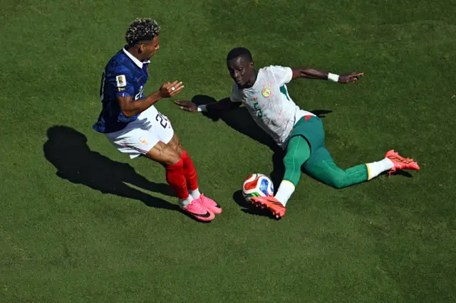 Idrissa Gana Gueye fight for the ball