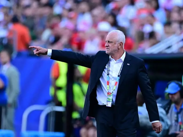 Graham Arnold, head coach of Iraq gives tactics