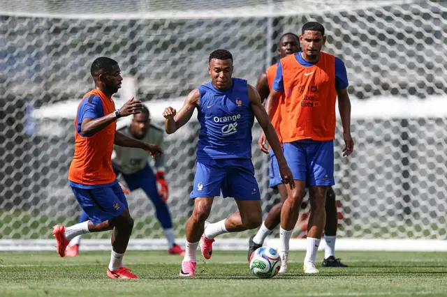 France's forward Kylian Mbappe and France's forward Ousmane Dembele