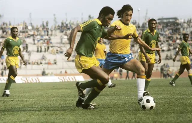 Carpegiani (R) during the FIFA World Cup match between Zaire and Brazil on June 22, 1974