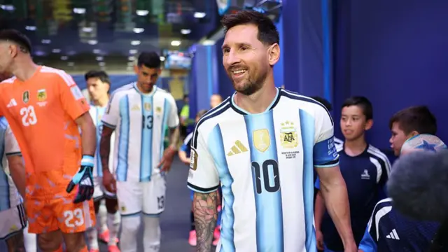 Lionel Messi in the tunnel