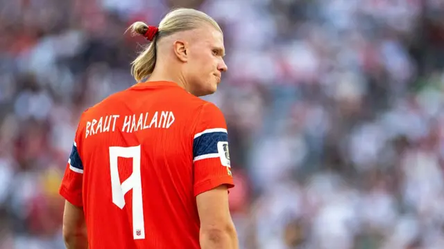 Erling Haaland in a Norway shirt with 'Braut Haaland 9' on the back