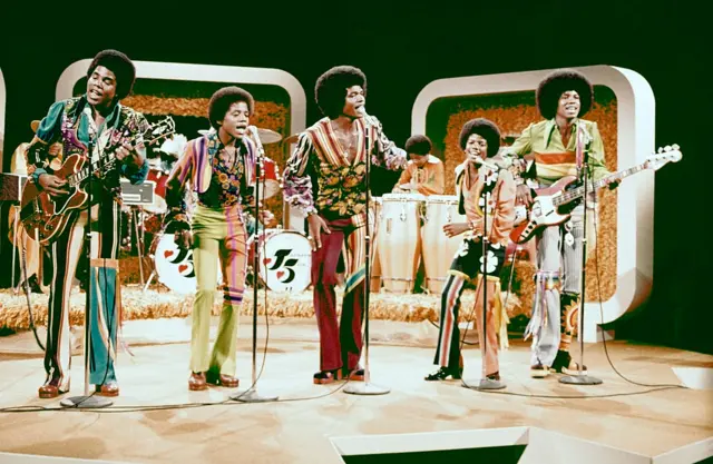 Randy Jackson, Tito Jackson, Marlon jackson, Jermaine Jackson, Michael Jackson, Jackie Jackson performing on stage