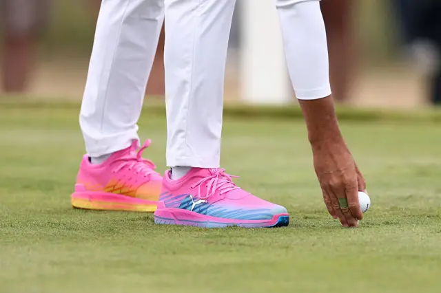 Rickie Fowler's flourescent pink shoes