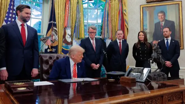Peter Mandelson standing behind Donald Trump in the Oval Office, other Trump administration figures are there including JD Vance