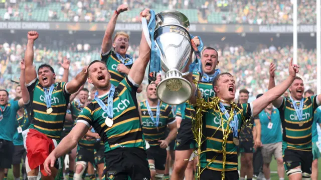 Northampton Saints lift the Prem trophy