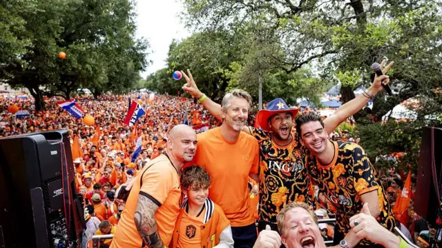 Edwin van der Sar, and Yves Berendse stand with fans