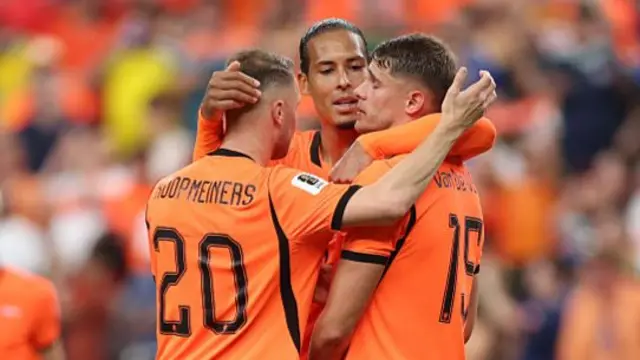 Teun Koopmeiners, Micky van de Ven and Virgil van Dijk hug