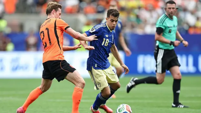 Yasin Ayari marked by Frenkie de Jong
