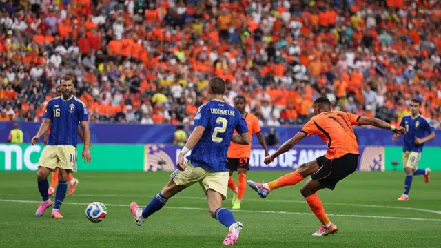 Cody Gakpo scores