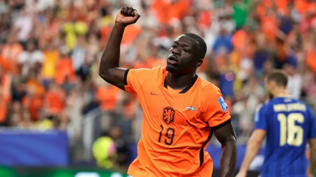 Brian Brobbey celebrates