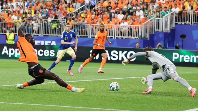 Brian Brobbey scores