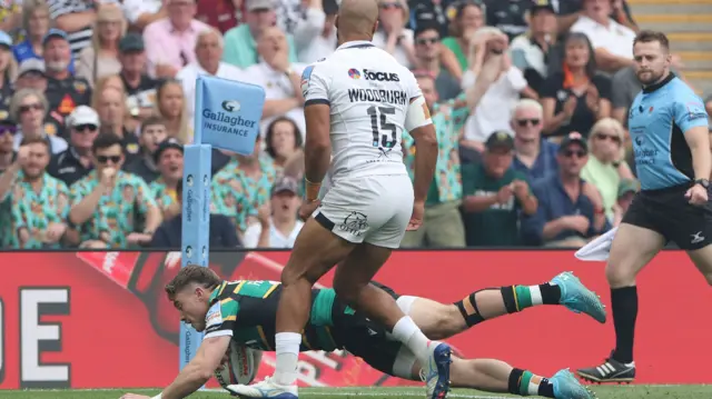 Tommy Freeman dives over to score a try