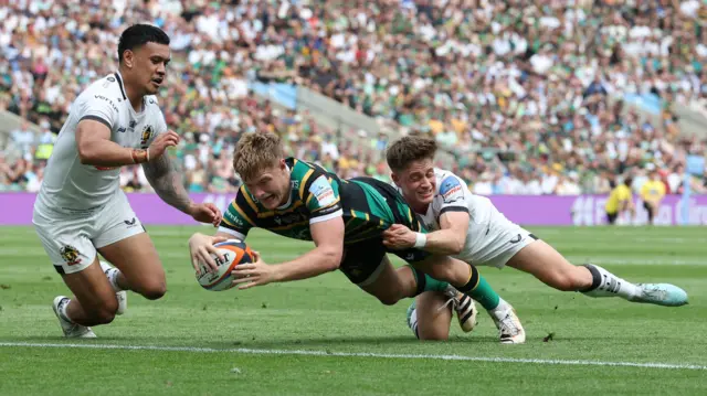 Fin Smith dives over the try-line
