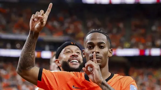 Crysencio Summerville holds up one finger