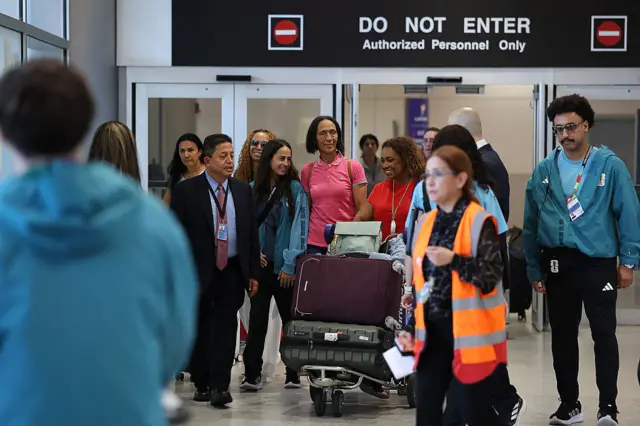 Vozinha's mother in airport