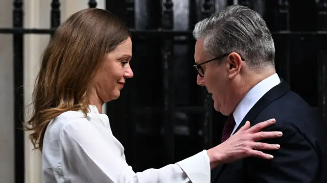 Starmer a'i wraig Vic