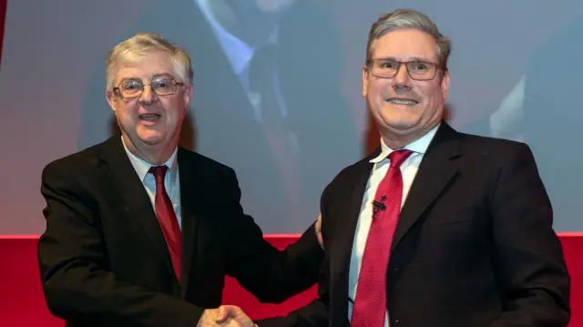 Mark Drakeford a Keir Starmer yng nghynhadledd Llafur Cymru yn Landudno yn 2023