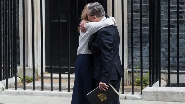 Victoria and Keir Starmer embracing after the prime minister announced his resignation