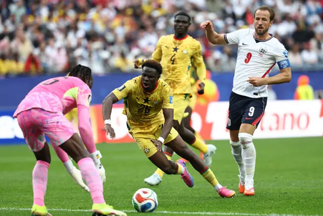 Marvin Senaya (C) fights for the ball with England's forward #09 Harry Kane