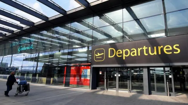 An entrance to a large airport building.