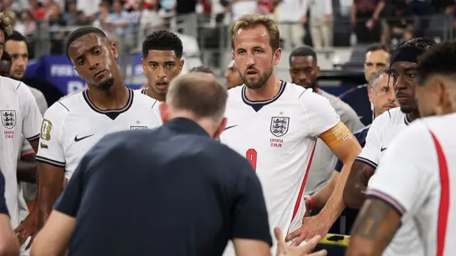 Harry Kane #9 of England listens to Thomas Tuchel, Manager of England, in a hydration break during the FIFA World Cup 2026 Group L match between England and Croatia at Dallas Stadium on June 17, 2026 in Dallas, Texas