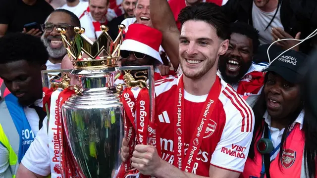 Declan rice lifts the Premier League trophy