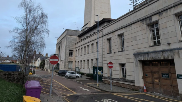 Mae Cyngor Casnewydd wedi penderfynu cau nifer o adeiladau cyhoeddus