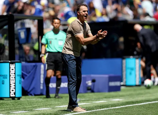 Lopetegui claps his team from the sideline