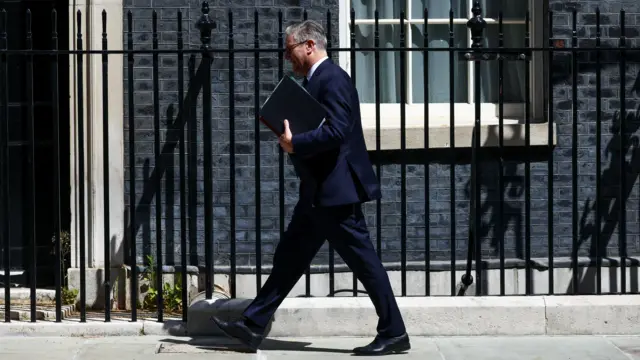 Keir Starmer walks into Downing Street with a folder