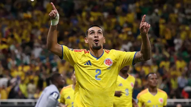 Daniel Munoz celebrates scoring