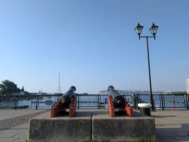 Caerdydd fore Mercher - y lle cynhesaf yng Nghymru ddydd Mawrth