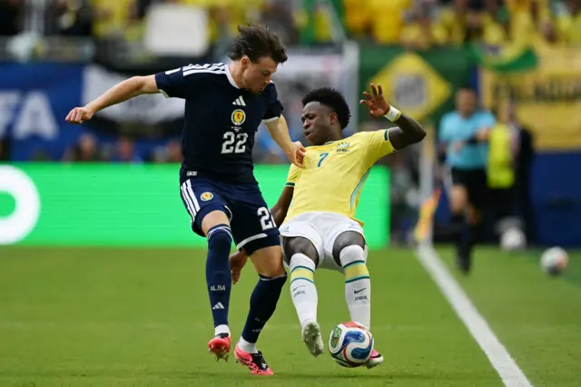 Nathan Patterson tackles Vinicius Jr