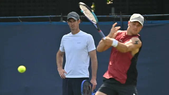 Andy Murray watches Jack Draper during practise