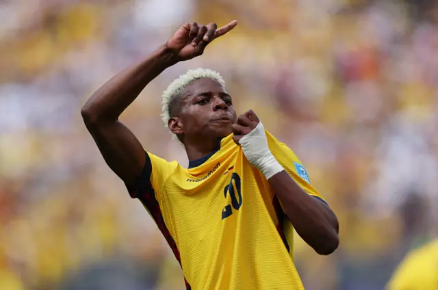 Nilson Angulo celebrates