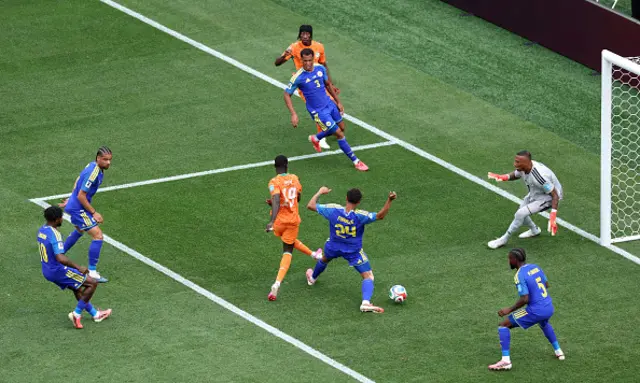 Nicolas Pepe scores
