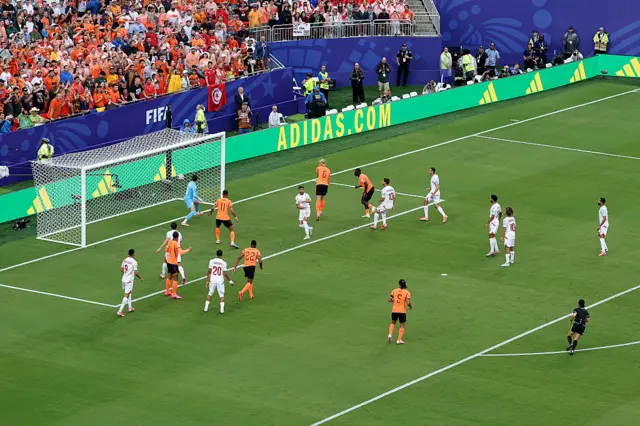 Brian Brobbey scores