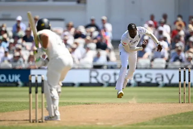 Jofra Archer bowling