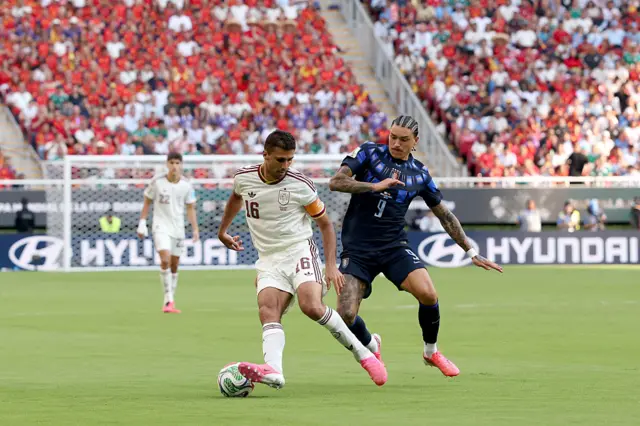 Rodri #16 of Spain is challenged by Darwin Nunez