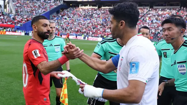 Mohamed Salah of Egypt shakes hands with Mehdi Taremi