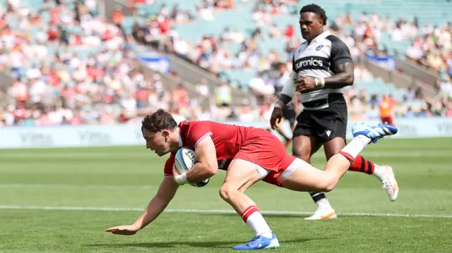 Dan Edwards try