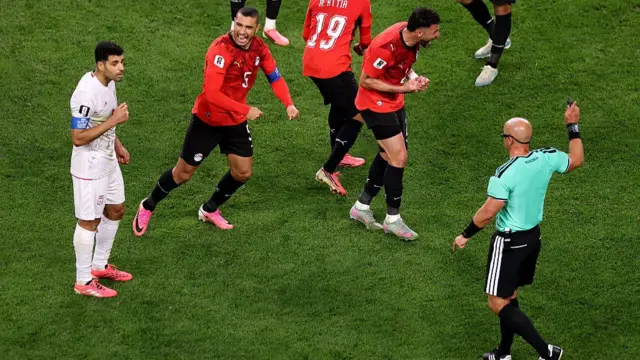 Referee rules out Iran's goal