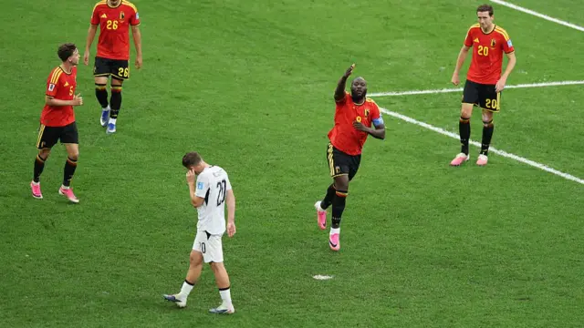 Romelu Lukaku scores