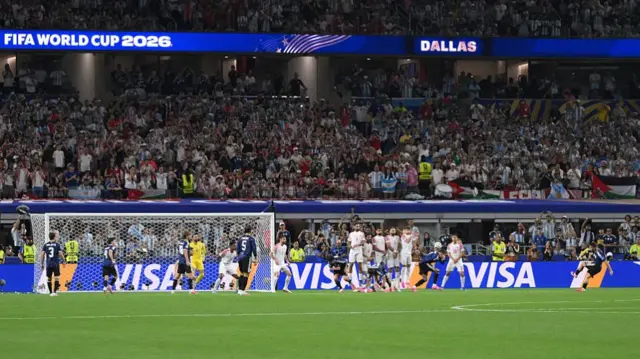 Giovani Lo Celso scores