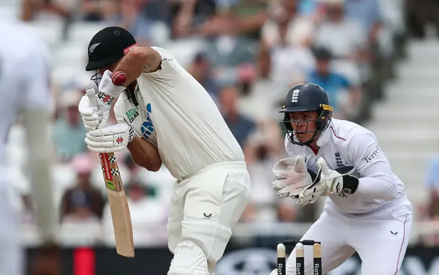 Daryl Mitchell faces Ben Stokes