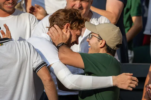 Jannik Sinner hugs his coach